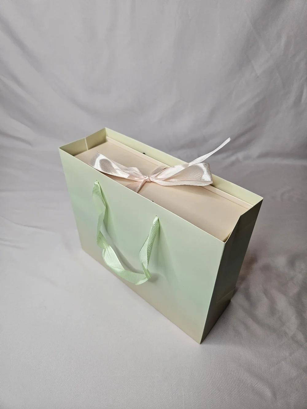 Luxury Gift Box with Reed Diffuser & Soap Flower Bouquet – Charming And Elegant